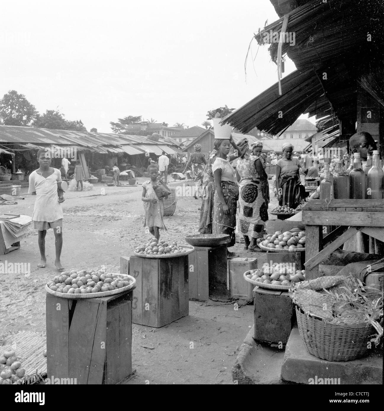 Vista di un mercato nigeriano del villaggio, con frutta in mostra in questa foto storica scattata negli anni '50 da J. Allan Cash. Foto Stock