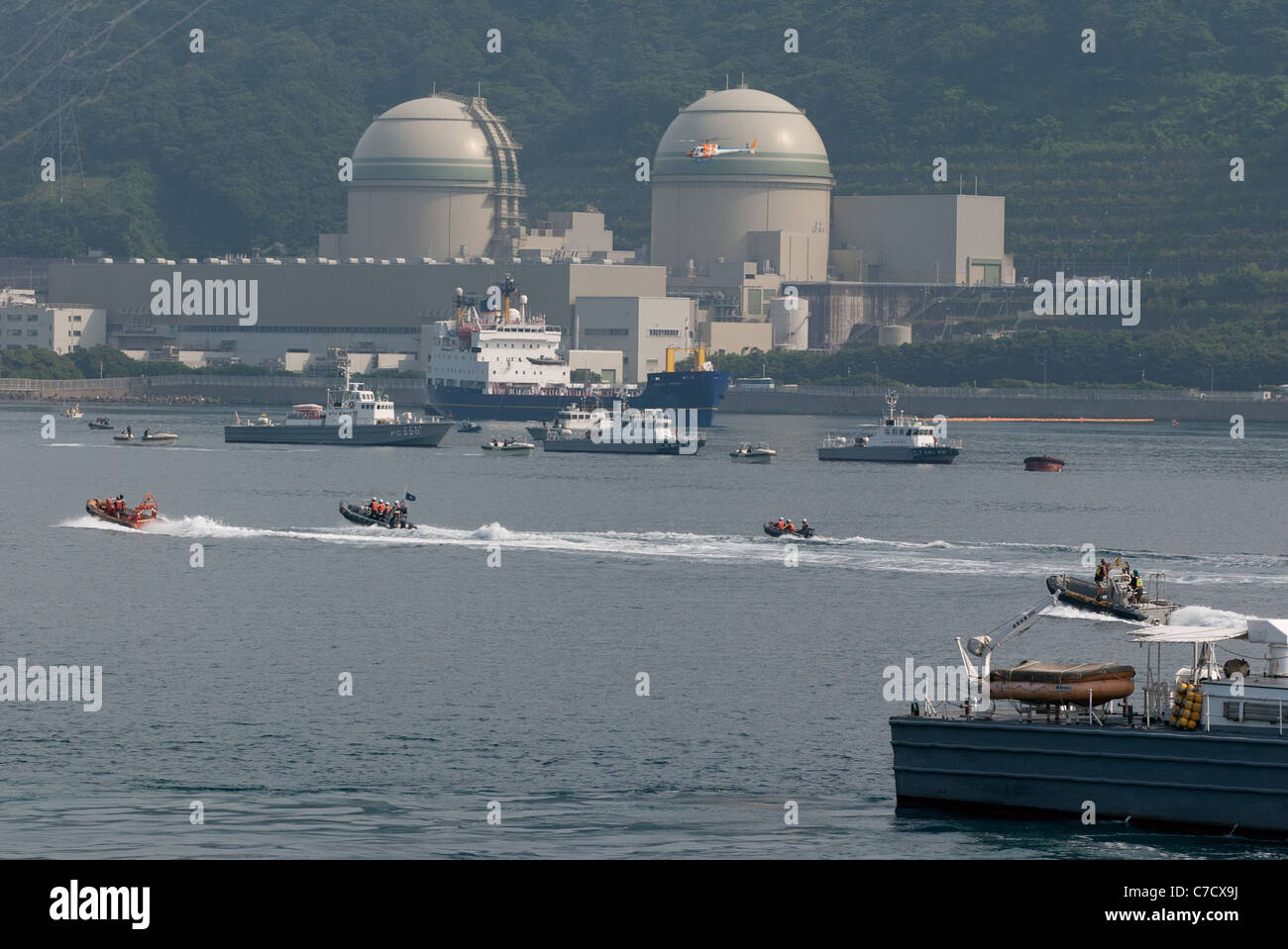 La BNFL nave 'Pacific Pintail' raccoglie respinto il plutonio combustibile MOX da Takahama impianto nucleare in Uichiura Bay, Giappone. Foto Stock