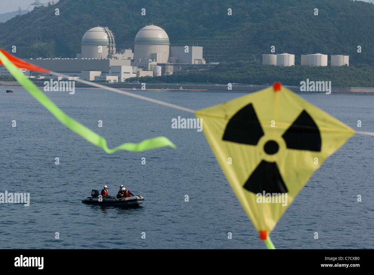 La BNFL nave 'Pacific Pintail' raccoglie respinto il plutonio combustibile MOX da Takahama impianto nucleare in Uichiura Bay, Giappone. Foto Stock