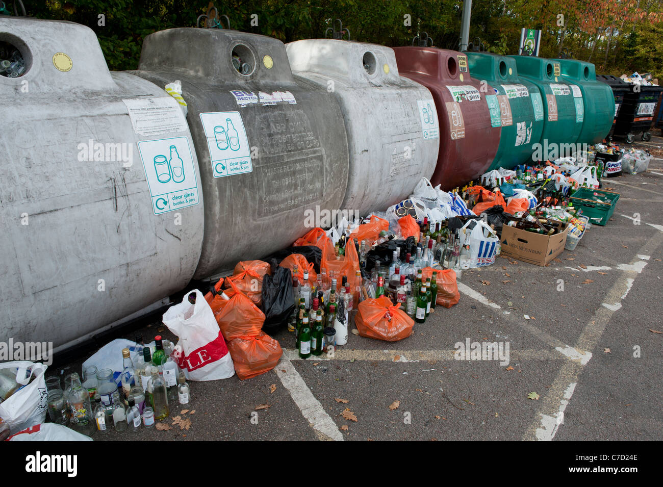 Riciclaggio di bottiglie e vasetti di vetro in un supermercato Sainsburys Bottle Bank, Haverhill, Suffolk, Inghilterra. Foto Stock