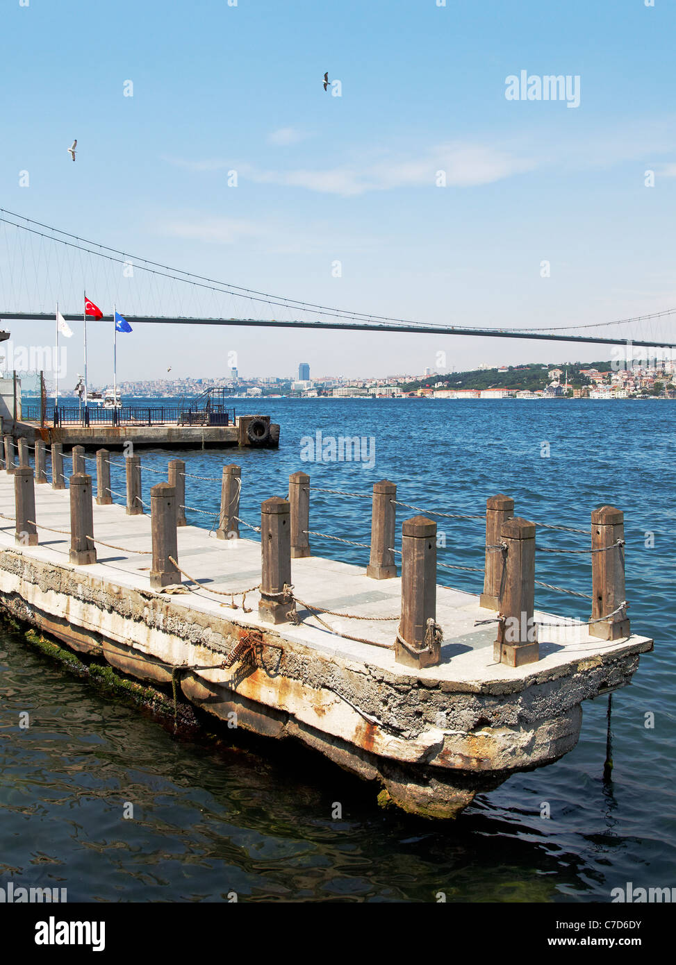 Paesaggio ritratto di wharf presso il Bosphorus Istanbul con infrastruttura principale bridge come sfondo, Turchia, spazio copia spazio raccolto Foto Stock