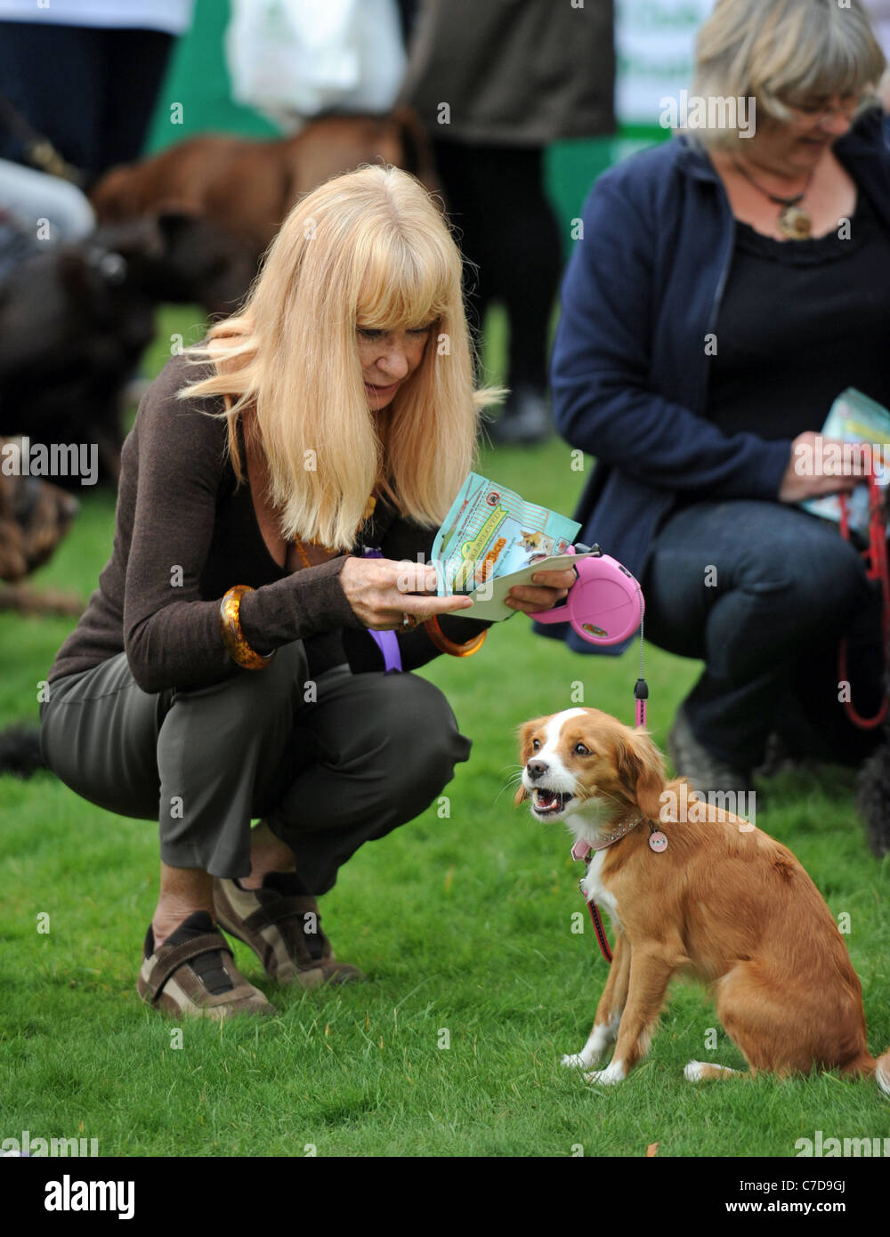 Ex modello e Monty Python star Carol Cleveland con il suo cane Tallulah assiste la carità Pup evento aiuti a Brighton . Foto Stock