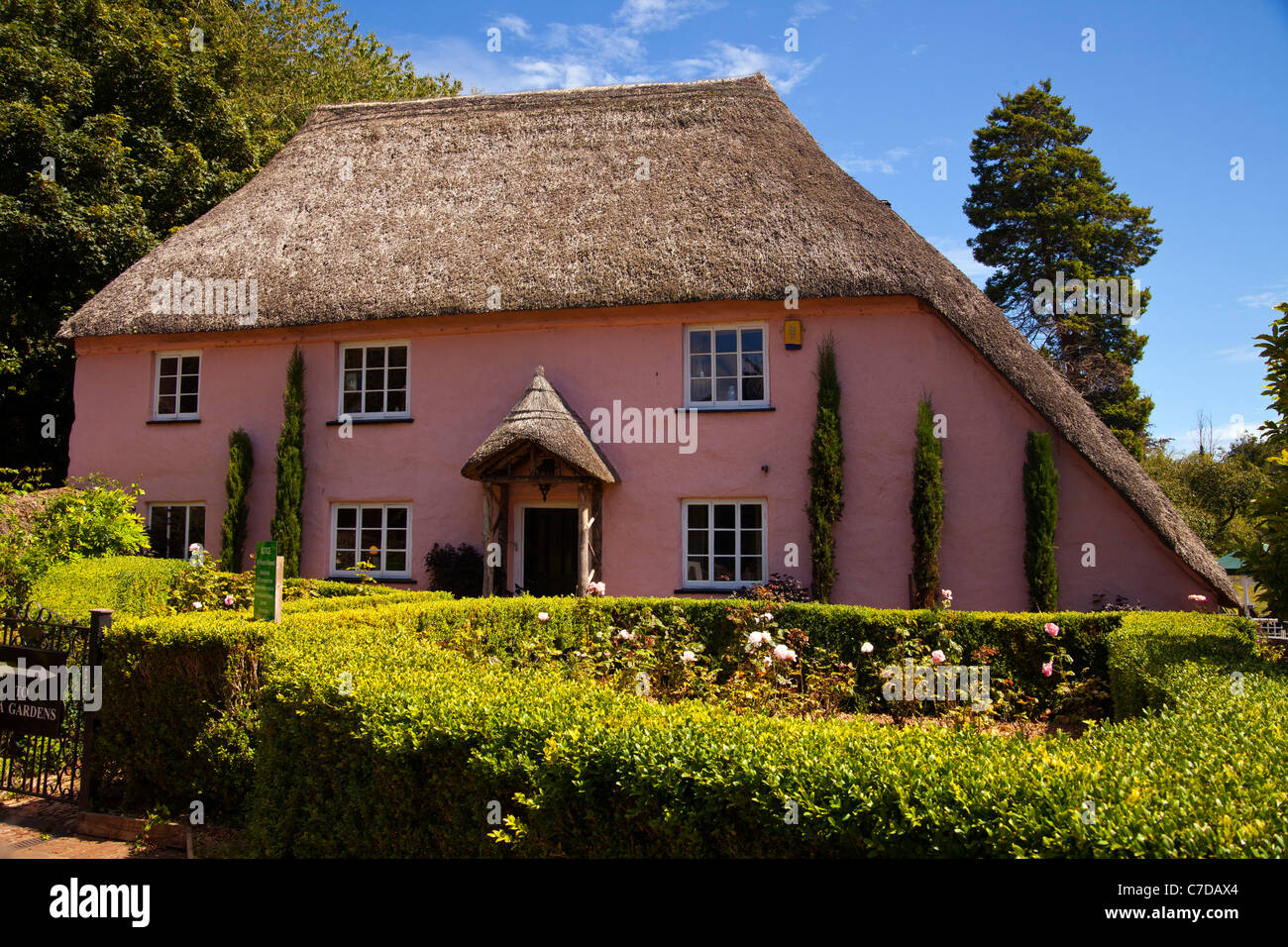 Rose Cottage è una delle più pittoresche case in un affascinante villaggio di Cockington nel Devon, Inghilterra Foto Stock