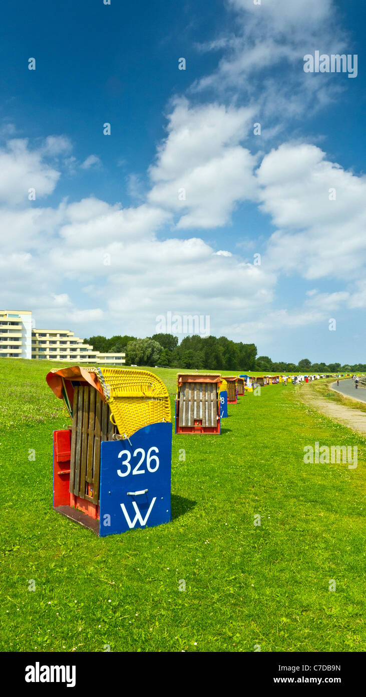 Sedie da spiaggia in vimini a Cuxhaven, Bassa Sassonia Germania Foto Stock