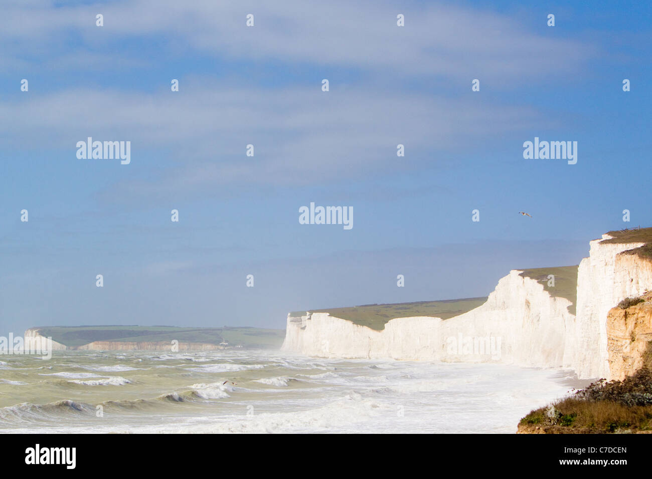 Mare tempestoso e a sud lungo le scogliere, guardando ad est da Slappolatura traferro verso Seaford e Newhaven, East Sussex, Regno Unito, autunno Foto Stock