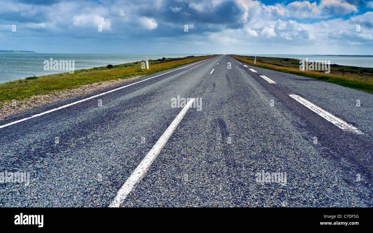 La lunga causeway road per il traghetto a Agger, Danimarca Foto Stock