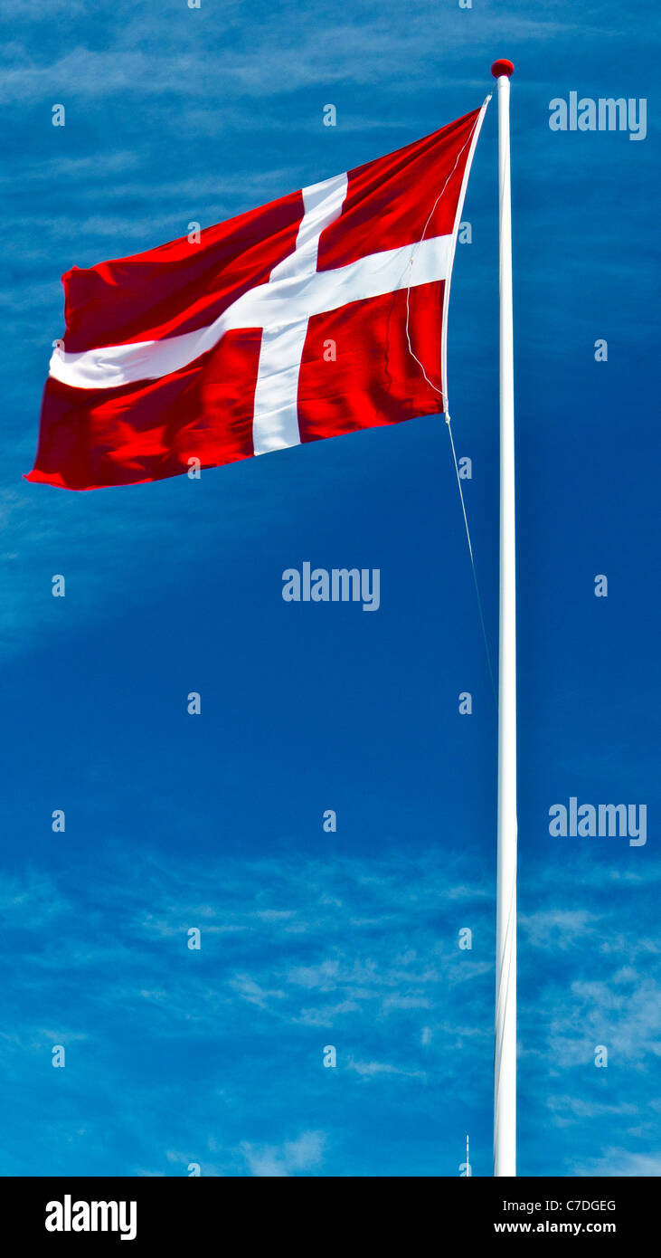 La bandiera danese e un cielo blu, Danimarca. Foto Stock