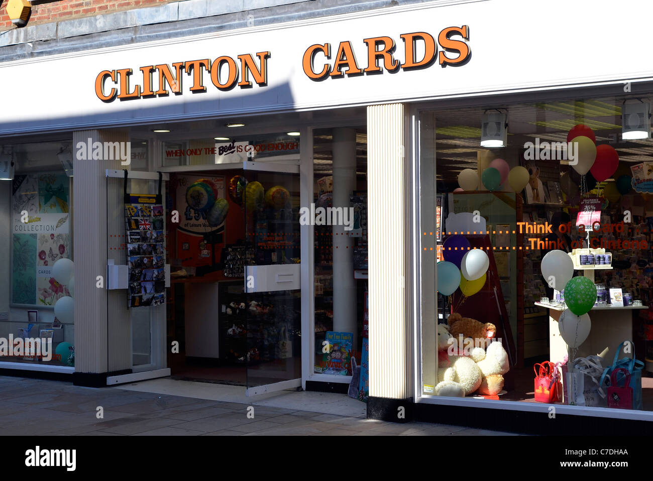 Negozi in Winchester High Street, Winchester, Hampshire, Inghilterra su una tranquilla giovedì pomeriggio a metà settembre 2011. Foto Stock