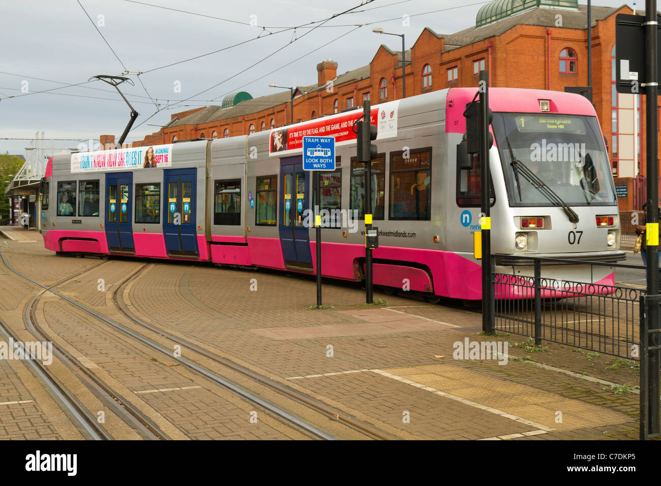 Il Wolverhampton a Birmingham il tram nella stazione di Wolverhampton Foto Stock