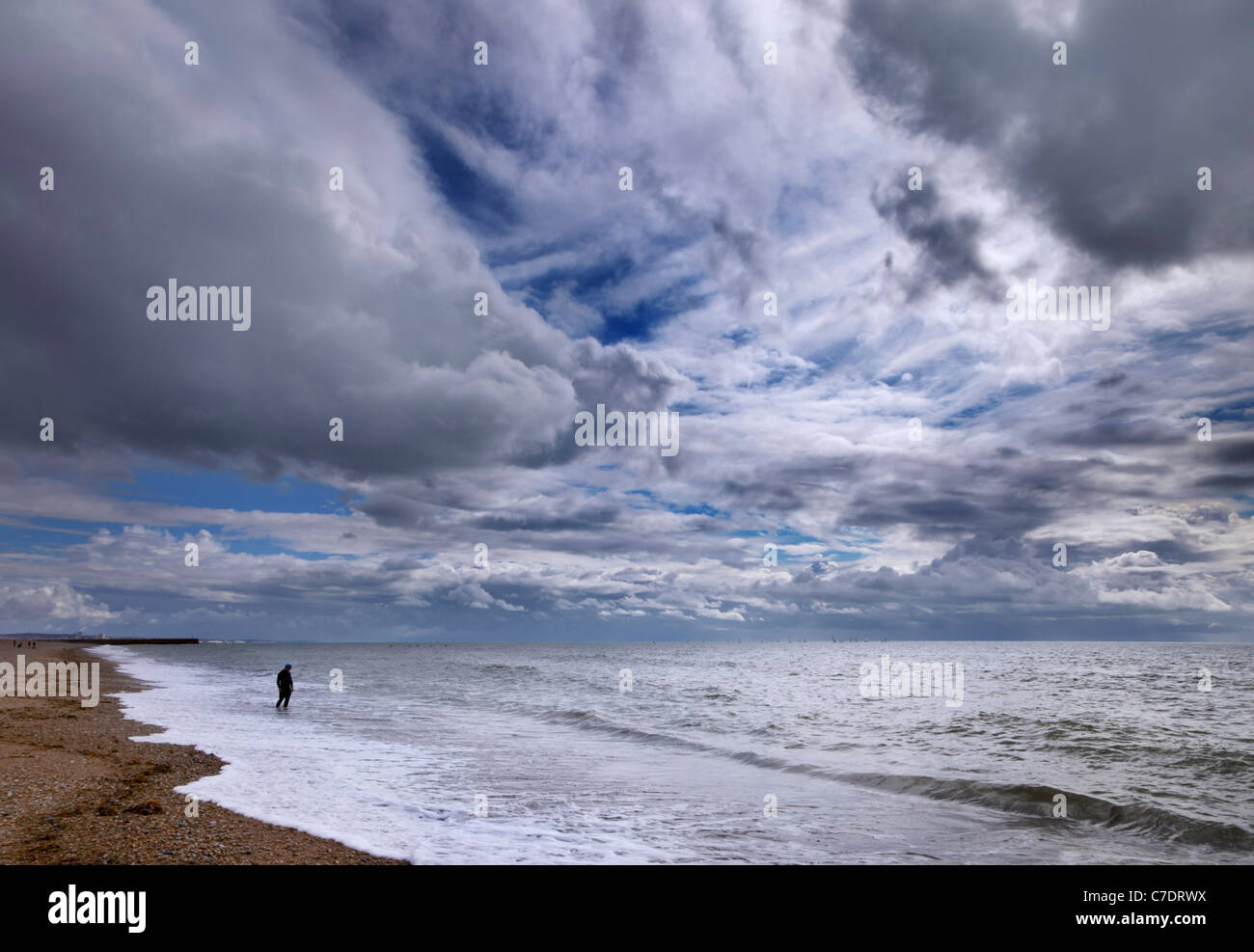 Uomo muta in preparazione per andare a nuotare. Shoreham-da-Mare, Sussex, Inghilterra. Foto Stock