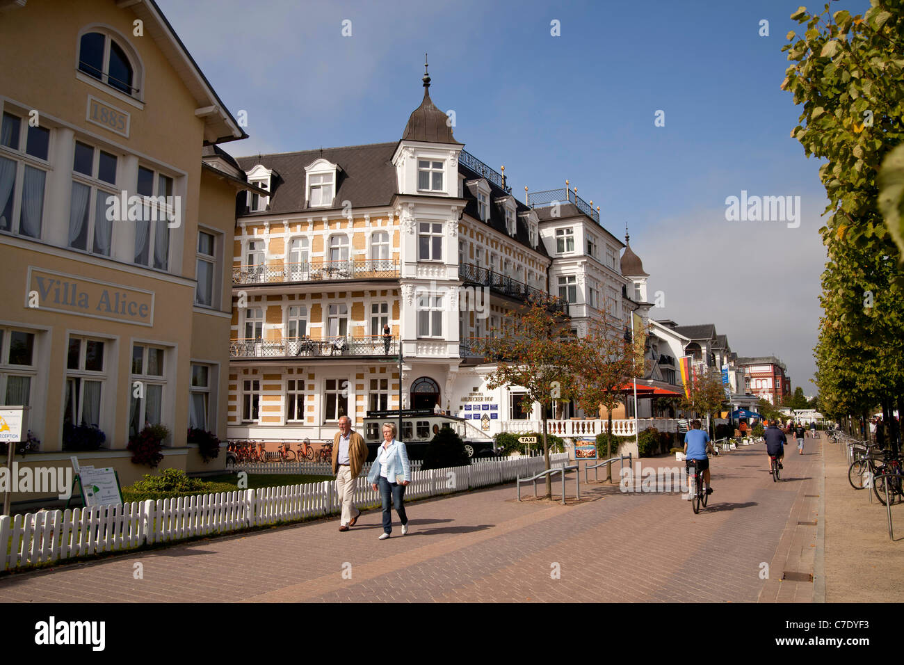 Speciale stile historist Baederarchitektur architettura e la passeggiata a mare resort Ahlbeck, isola di Usedom, Germania Foto Stock