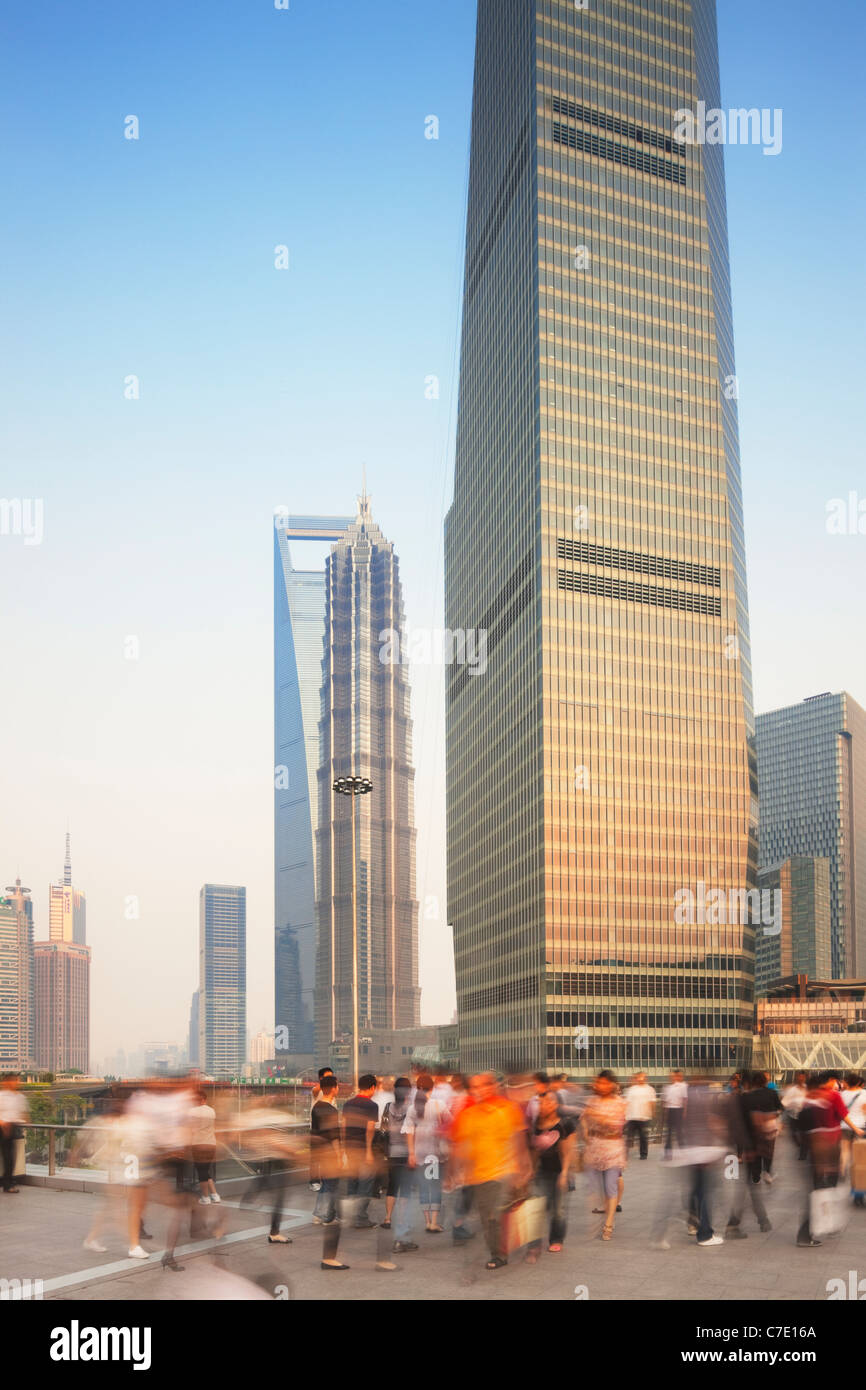 Luce della Sera sui grattacieli e pendolari Pudong, Shanghai, Cina Foto Stock