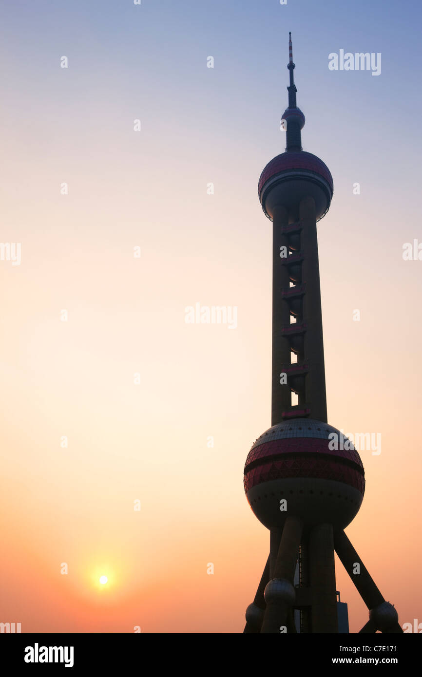 Tramonto su Oriental Pearl Tower, Pudong, Shanghai, Cina Foto Stock