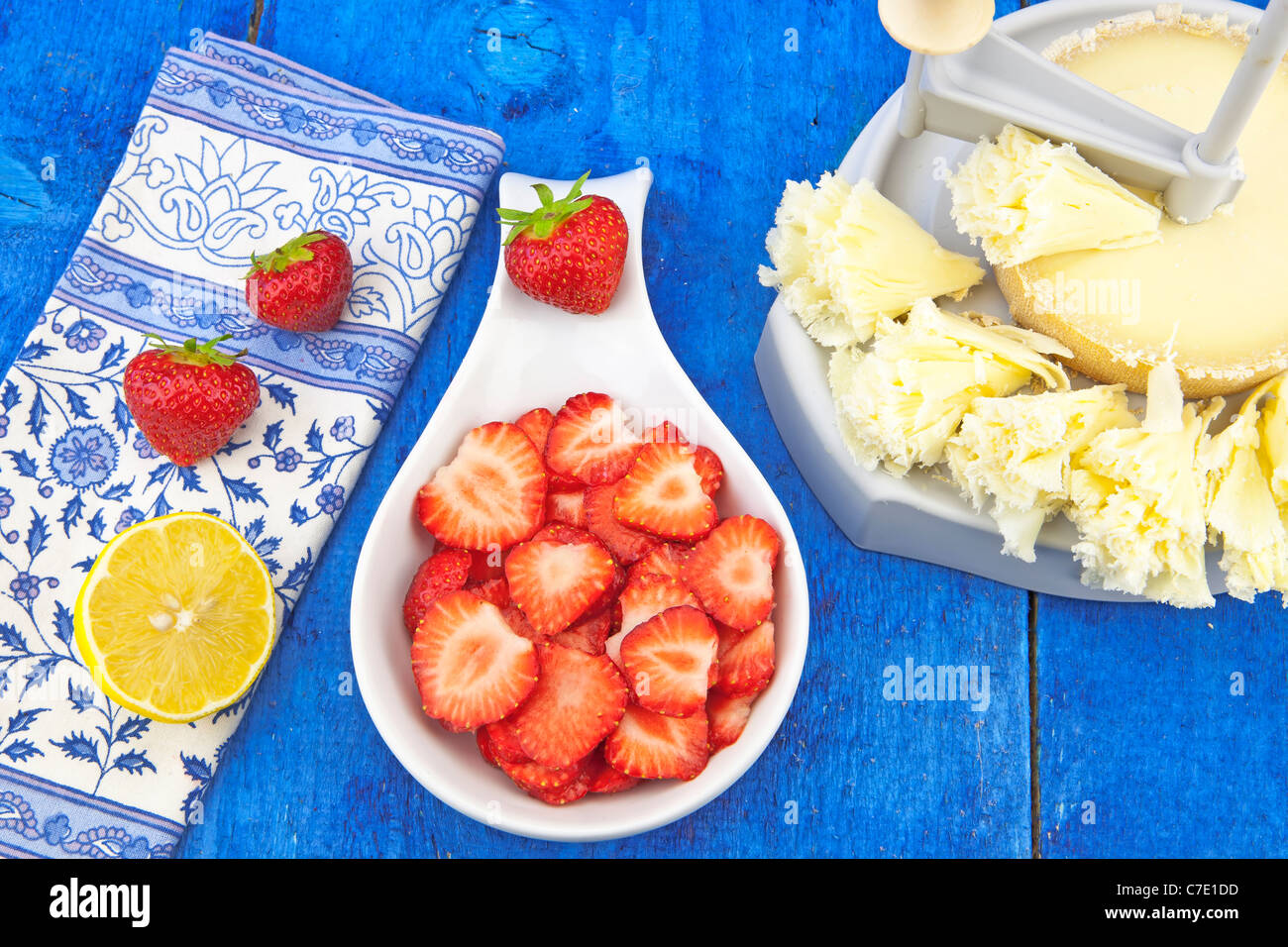 Fragole fresche e il formaggio svizzero con una girolle Foto Stock