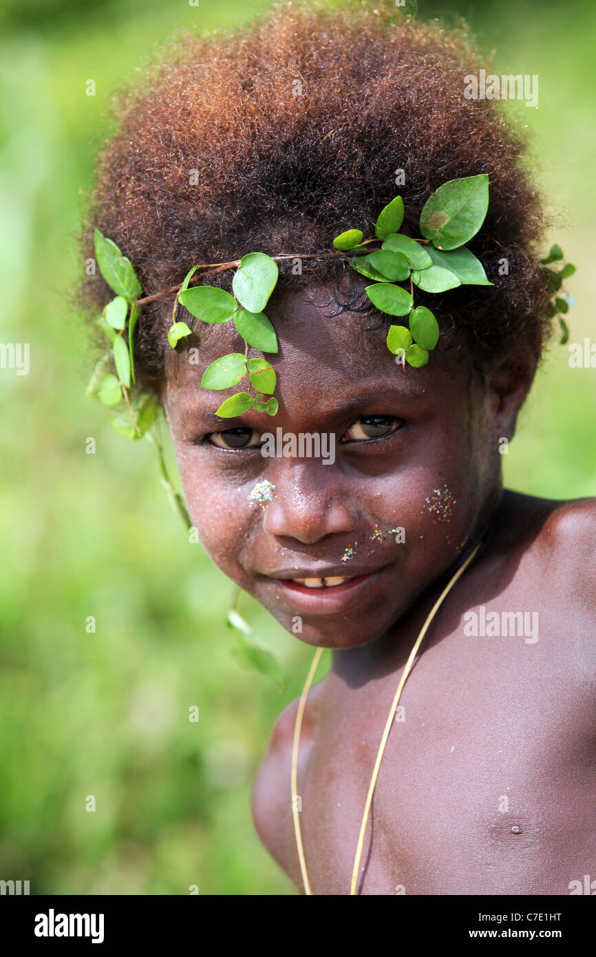 Ragazza giovane con la corona di foglie in i suoi capelli. Isola di Bougainville, Papua Nuova Guinea Foto Stock