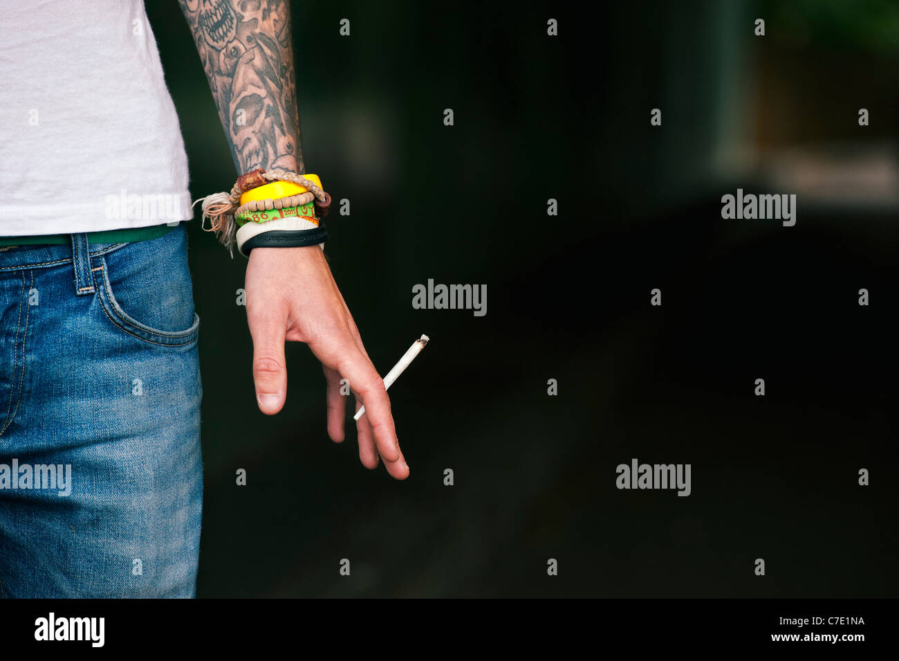 Tatuato adolescente tenendo un giunto di Cannabis Foto Stock