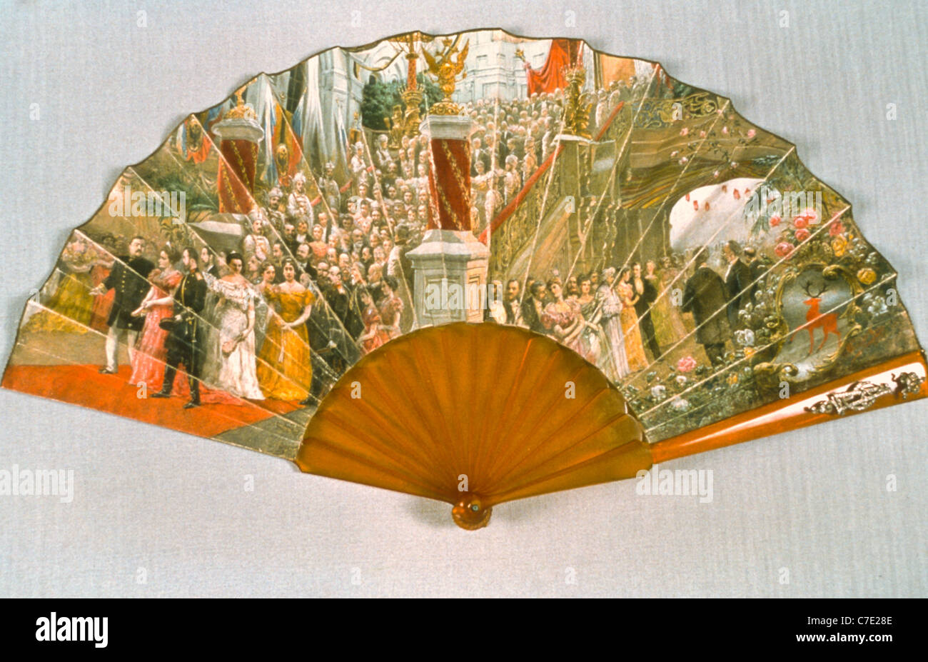 Ventilatore raffigurante l'imperatore Nicola II e l'imperatrice Alexandra Feodorovna parte dei gioielli di Romanovs presentano da cinque muse russo Foto Stock