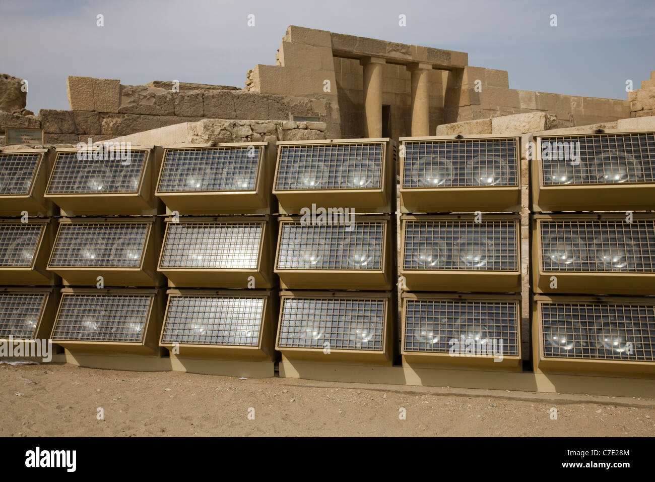 Potenti proiettori utilizzati per illuminare le piramidi di Gisa durante lo spettacolo di luci e suoni Foto Stock