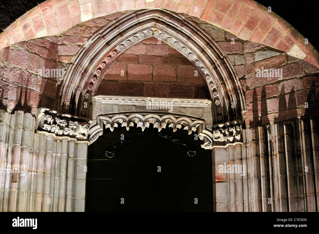 Francia, St. James Titolo: Medievale portale della chiesa di Notre Dame a San Jean-Pied-de-Porto di notte Foto Stock