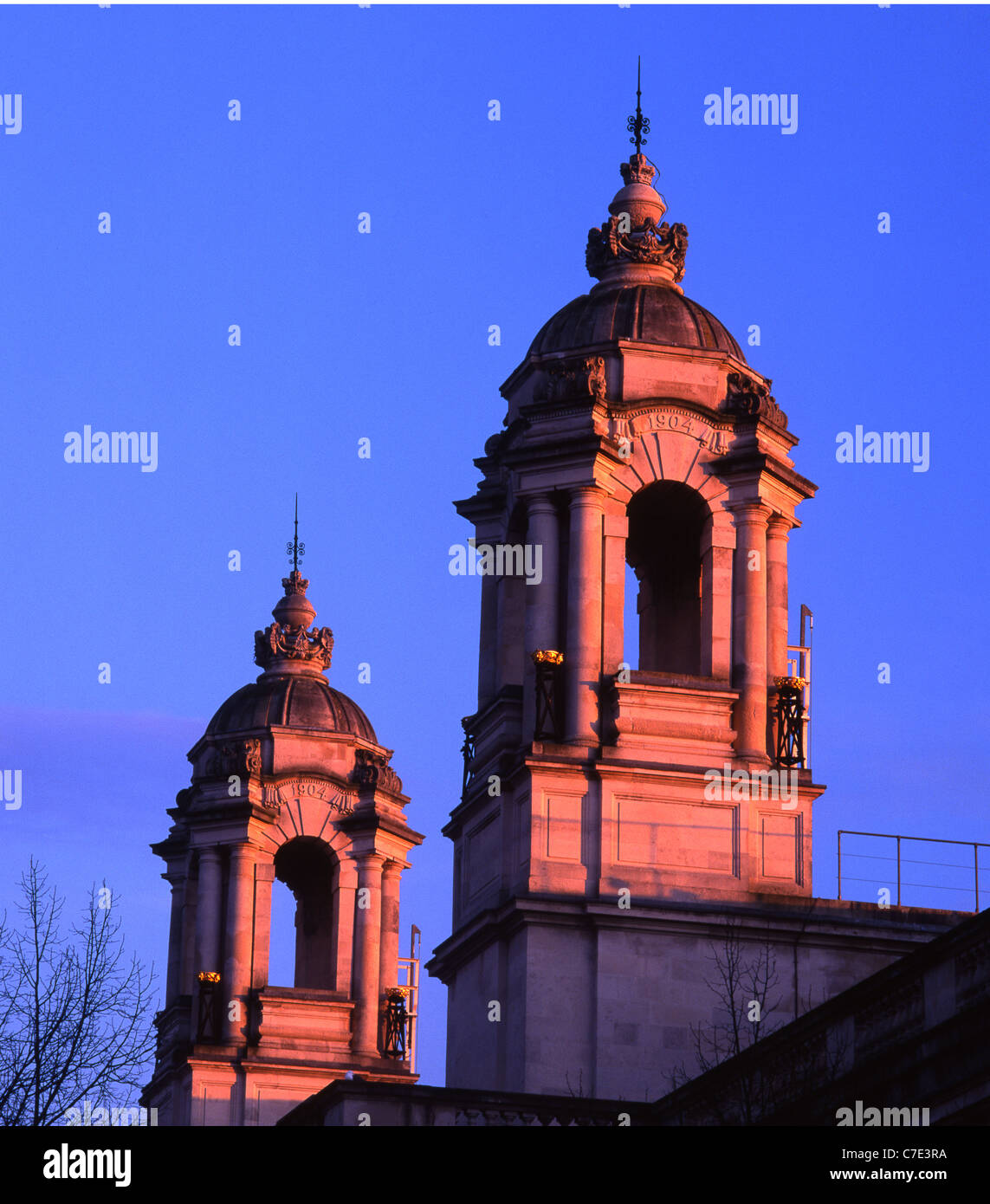 Le due torri di Cardiff Tribunali al tramonto Cardiff South Wales UK Foto Stock