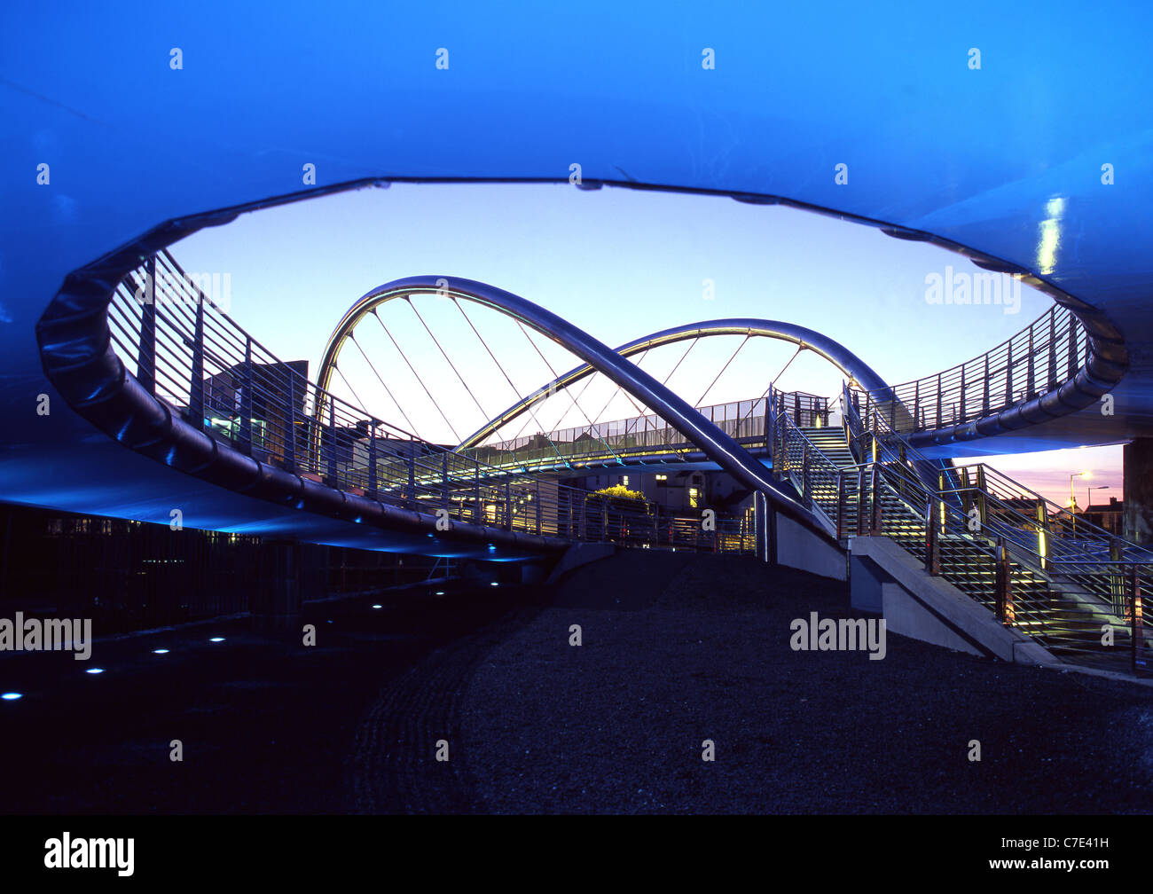 Gateway celtica passerella a Holyhead al crepuscolo / notte ponte tra il porto e il centro città isola di Anglesey North Wales UK Foto Stock