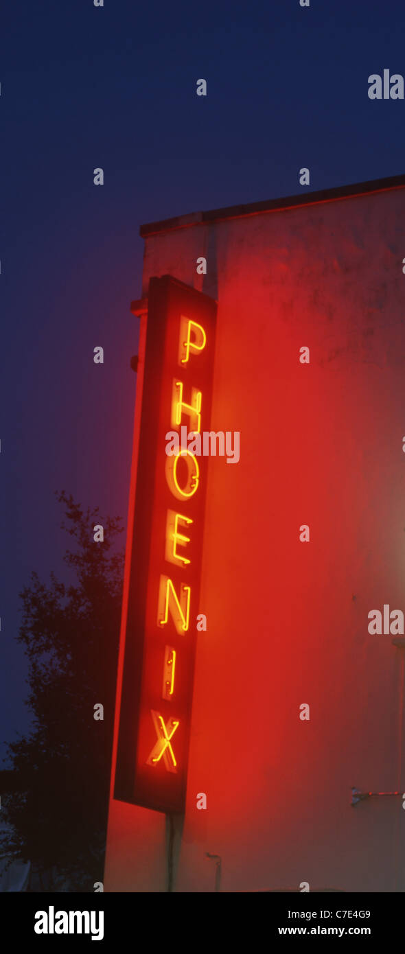 Neon rosso segno Cinema Phoenix East Finchley High Road North London Inghilterra England Regno Unito Foto Stock