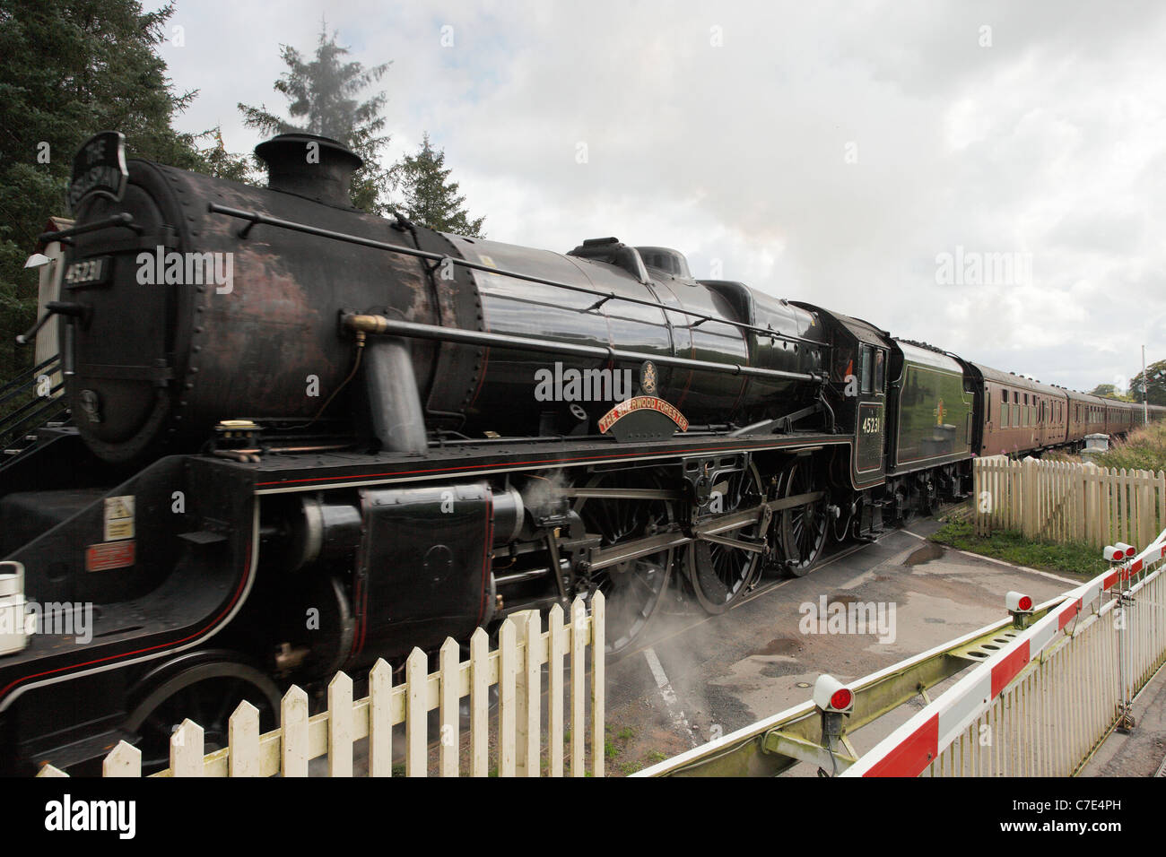 Fellsman treno a vapore a bassa casa attraversando, Armathwaite, accontentarsi di Carlisle ferrovia all'Eden Valley, Cumbria, England, Regno Unito Foto Stock