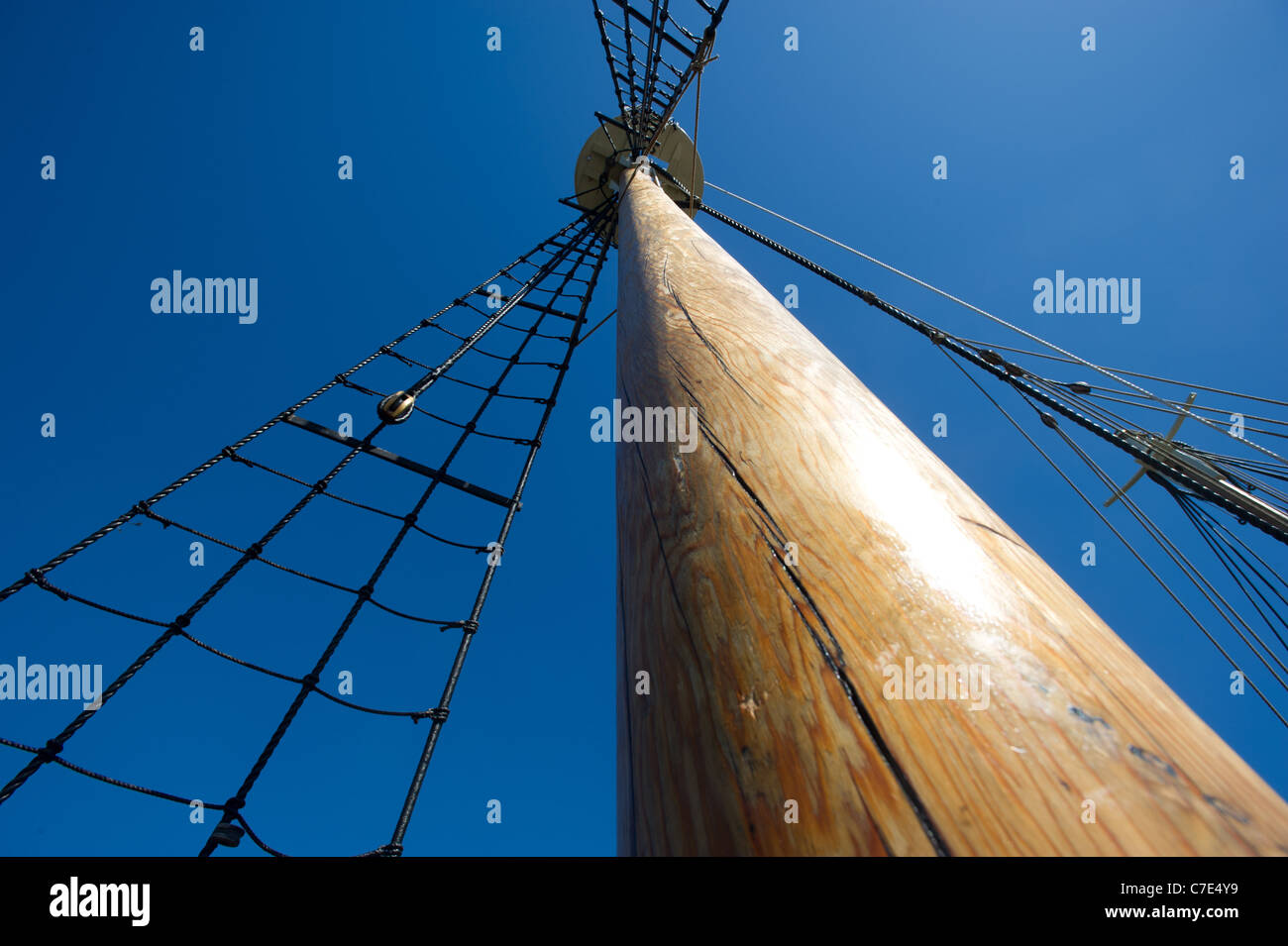 Spar di una nave contro un cielo blu Foto Stock