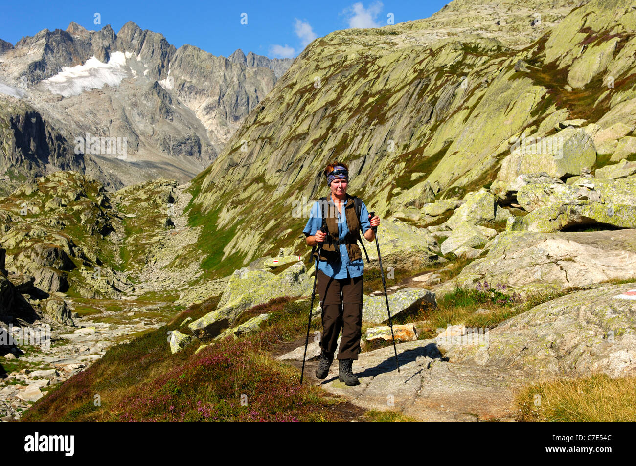 Donna Escursionismo nella Valle Baechlital, Mt Baechlistock dietro, Grimsel regione Oberland Bernese, Svizzera Foto Stock