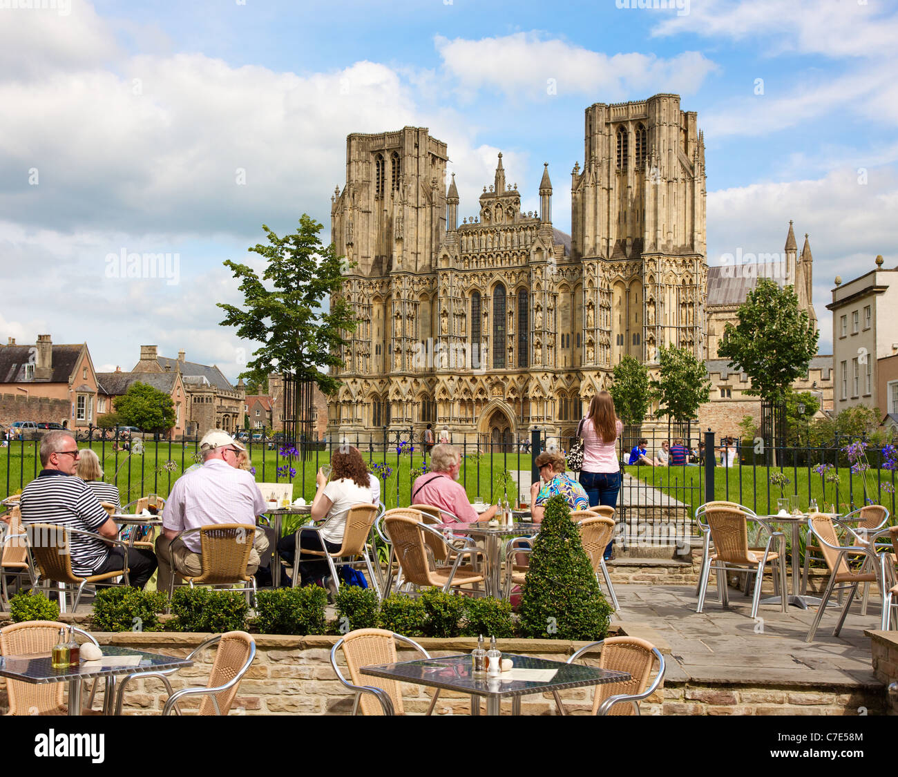 La terrazza dell'hotel Swan in wells somerset e gode di una bella vista della cattedrale Foto Stock