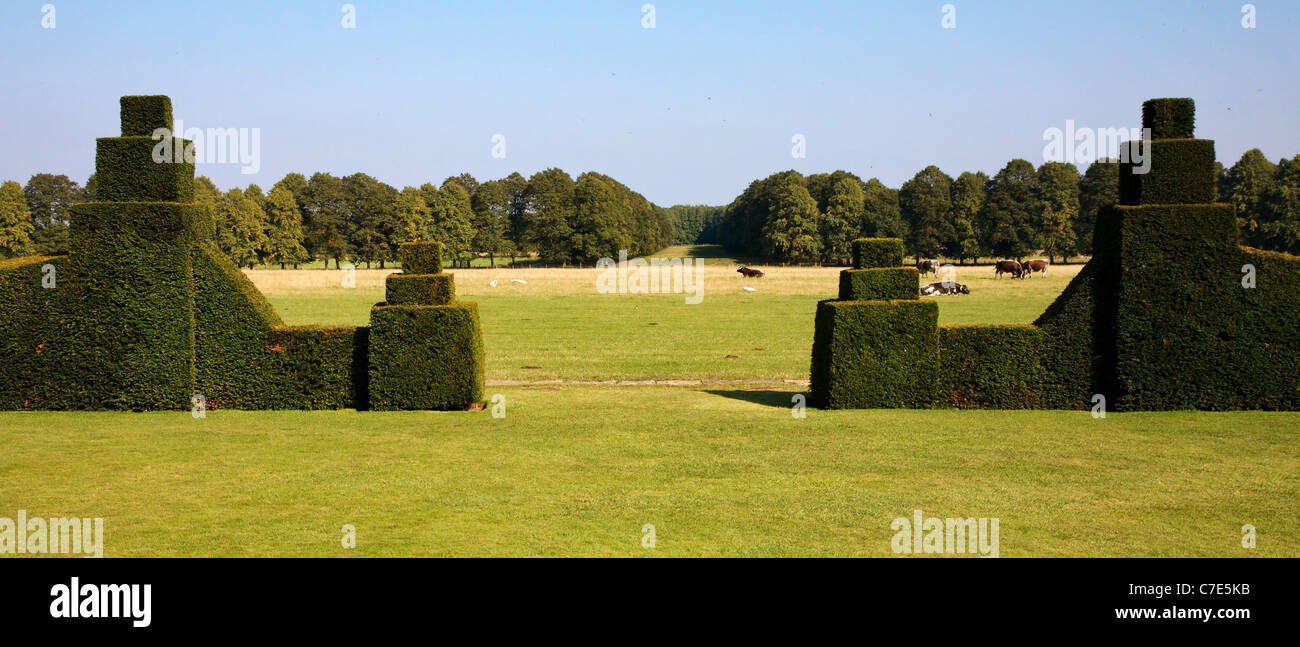 La vista guardando ad est dal yew giardino coperto di Hardwick Hall nel Derbyshire oltre l'ha ha per il parco al di là Foto Stock