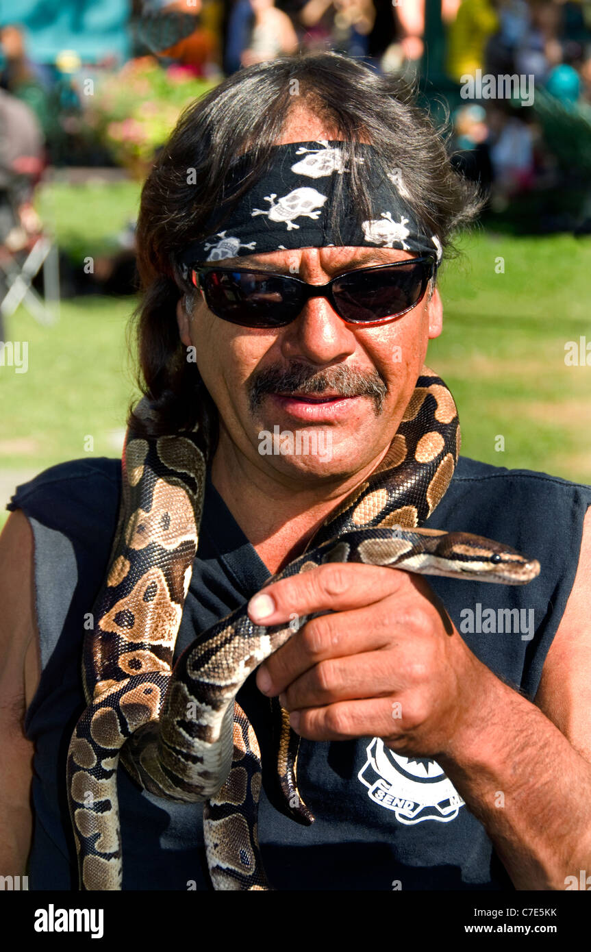 Uomo con snake Boa constrictor Foto Stock