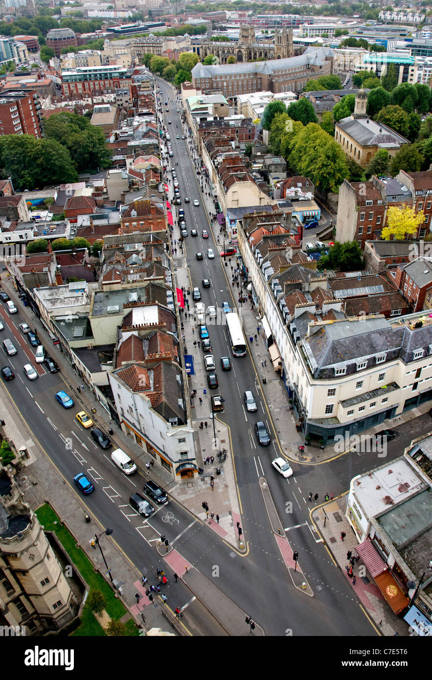 Park Street a Bristol guardando dal Triangolo giù al College Green visto dalla parte superiore della Wills Memorial Building Foto Stock