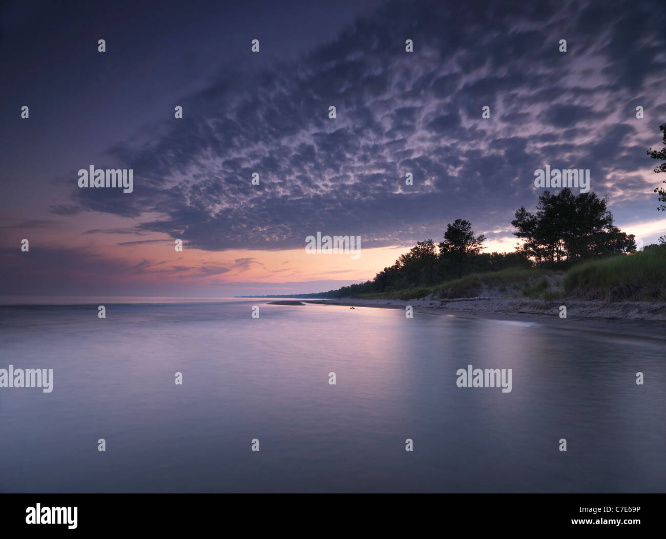 Il lago Erie punta lunga spiaggia al tramonto, Ontario, Canada Foto Stock