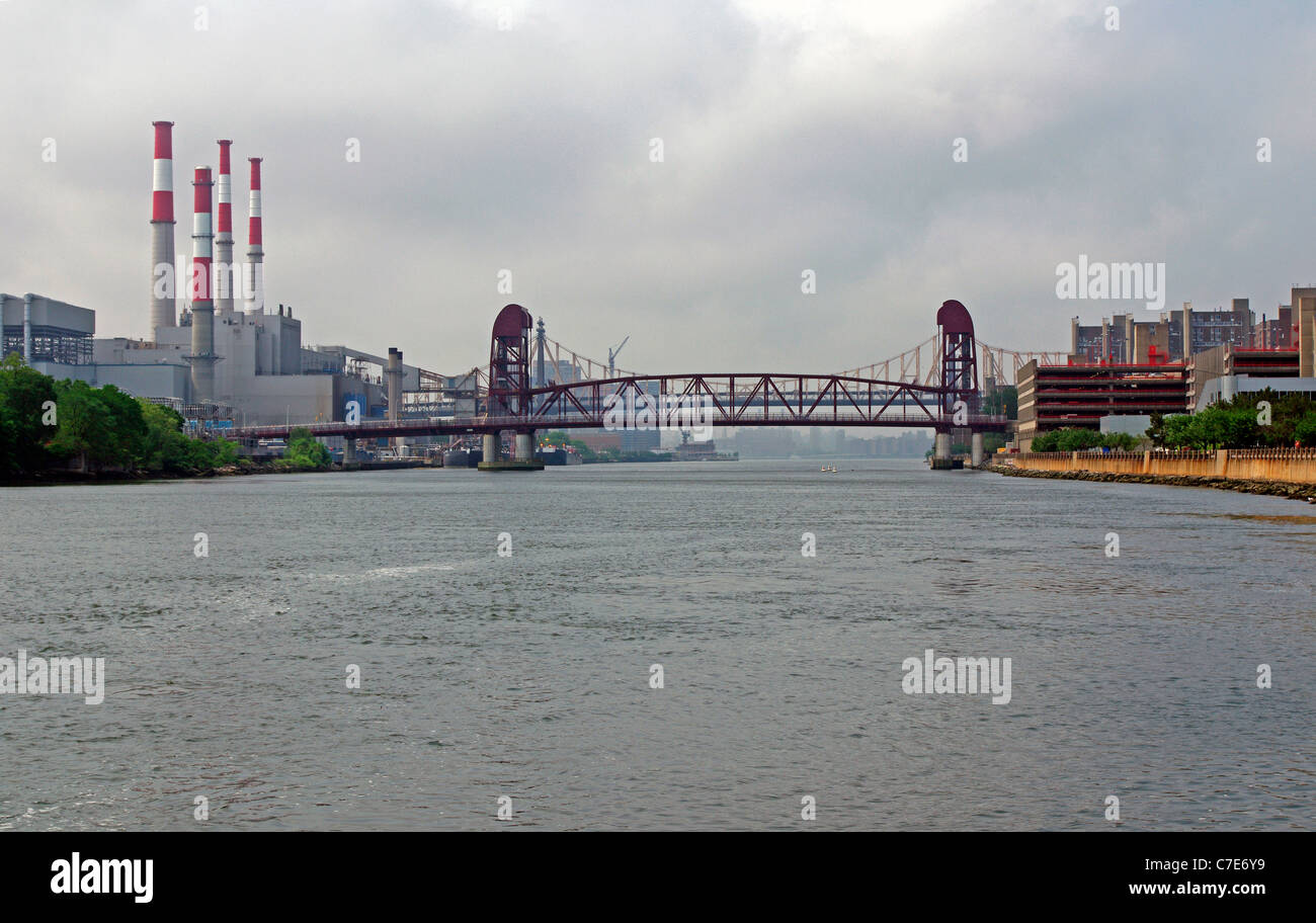 Tower drive il sollevamento verticale ponte sul canale est Est del Fiume tra Roosevelt Island e di Borough of Queens, a New York, New York Foto Stock