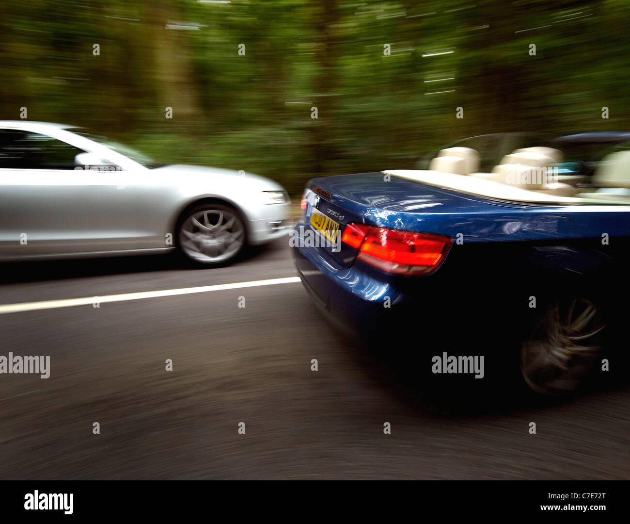 Il panning shot di Audi A5 e BMW 3 Series paesaggio convertibile Foto Stock