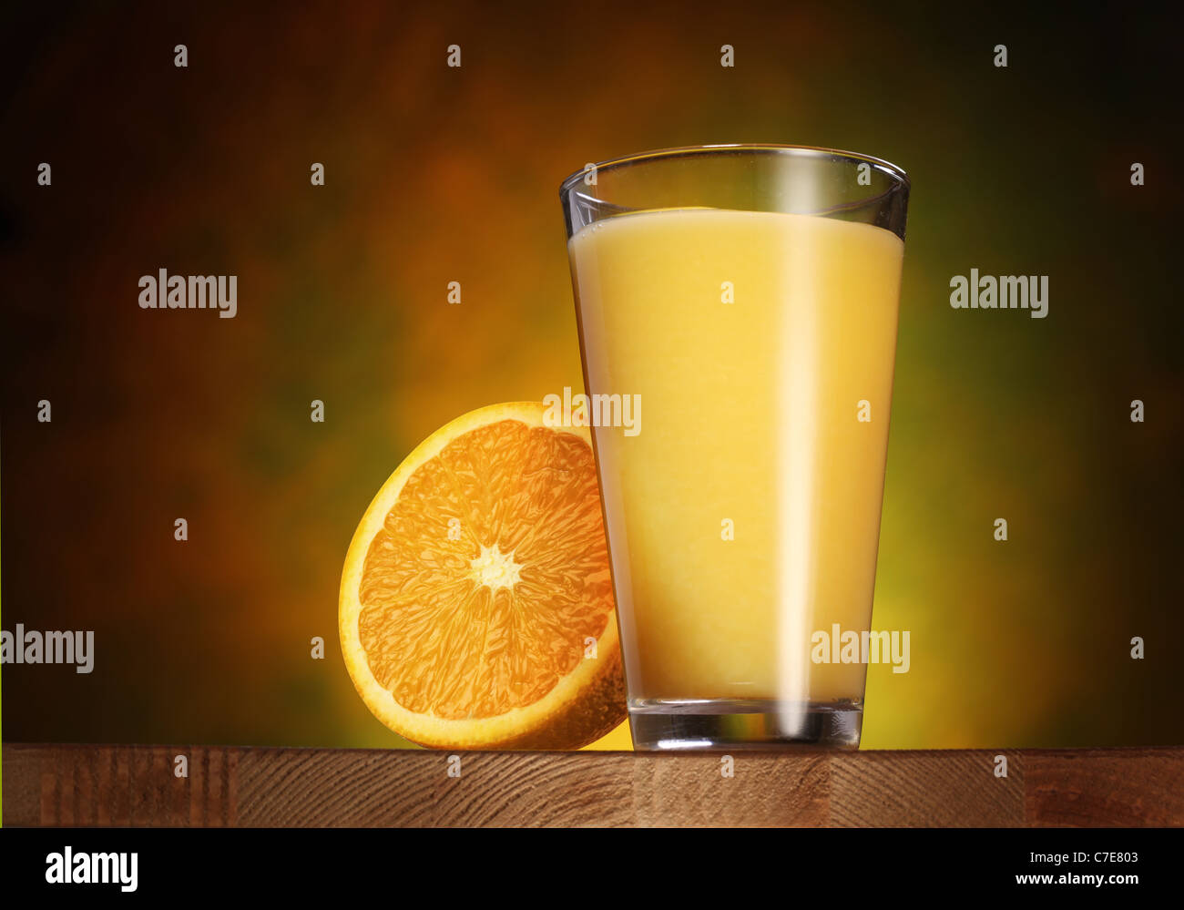 Bicchiere di succo di arancia su una tavola di legno. Foto Stock