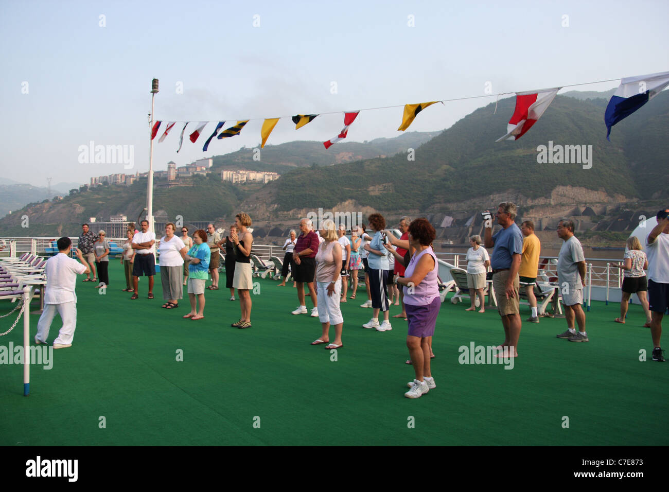 Tai Chi di classe sul Viking Century Sun intitolata a valle sul Fiume Yangtze di seguito Huanggeshu, Cina Foto Stock