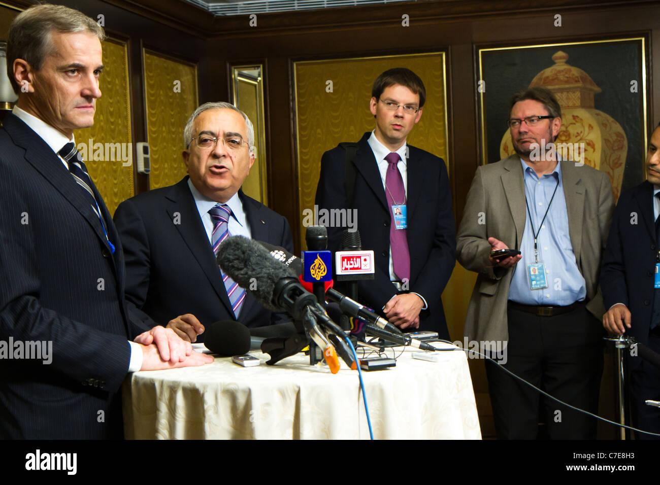 Il Primo Ministro palestinese Fayyad norvegese e il ministro degli Esteri Store parlare con la stampa sulla Palestina possibile membership delle Nazioni Unite. Foto Stock