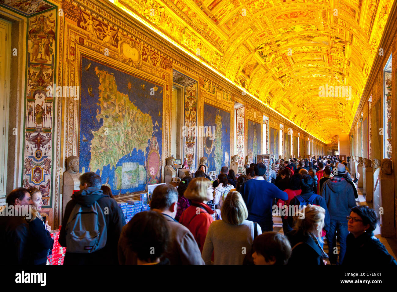I visitatori si muove attraverso la Galleria delle Carte Geografiche (Mappa Galleria) nel Museo del Vaticano. Foto Stock