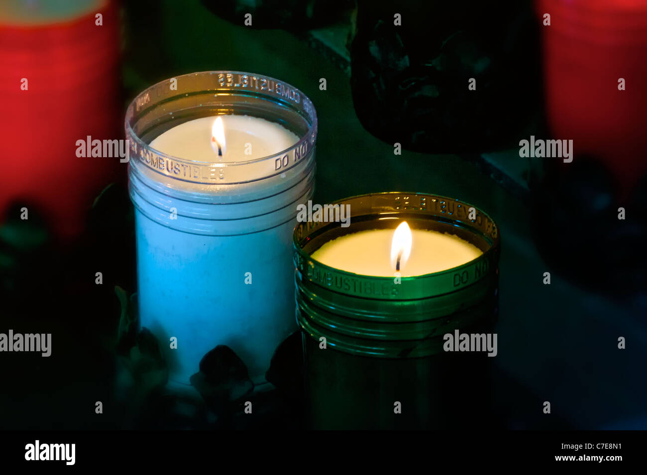 Due acceso candele votive in chiesa Foto Stock