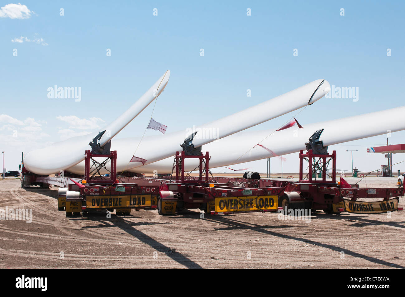 Le pale del rotore per nuove turbine eoliche sono trasportati da autocarri e rimorchi speciali per il parco eolico sito in costruzione. Foto Stock