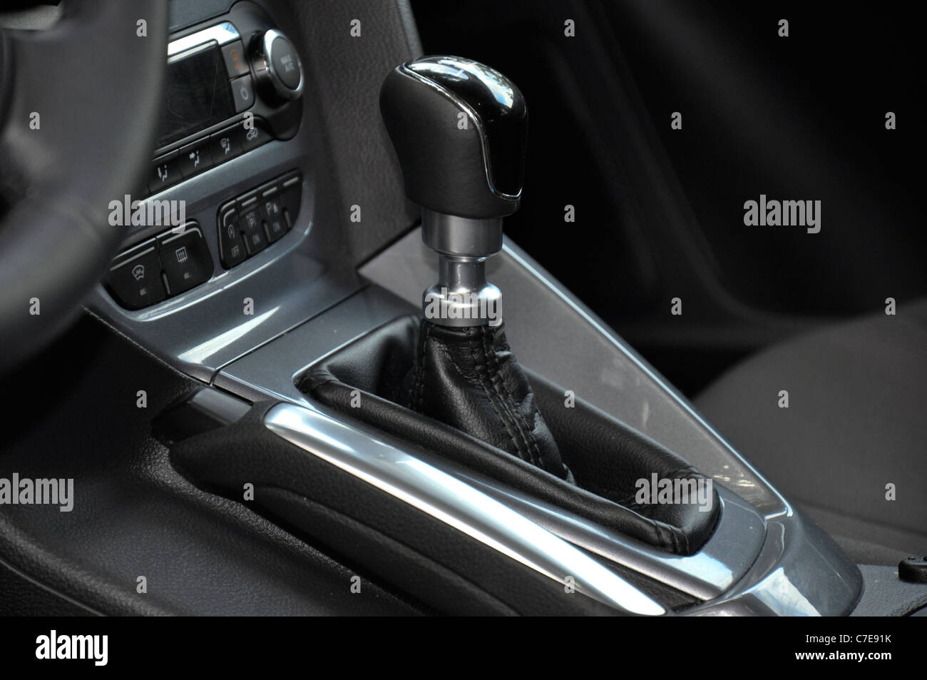 Ford Focus III 1.6 TDCi - il mio 2011 - rosso - popolare tedesco auto compatte, segmento C - Leva del cambio Foto Stock