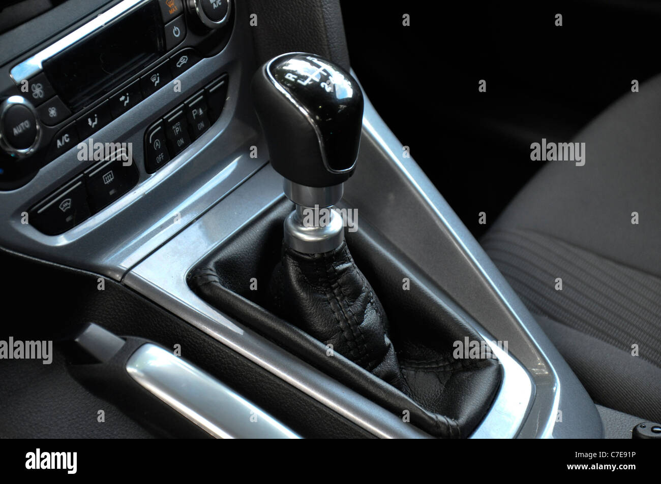 Ford Focus III 1.6 TDCi - il mio 2011 - rosso - popolare tedesco auto compatte, segmento C - Leva del cambio Foto Stock