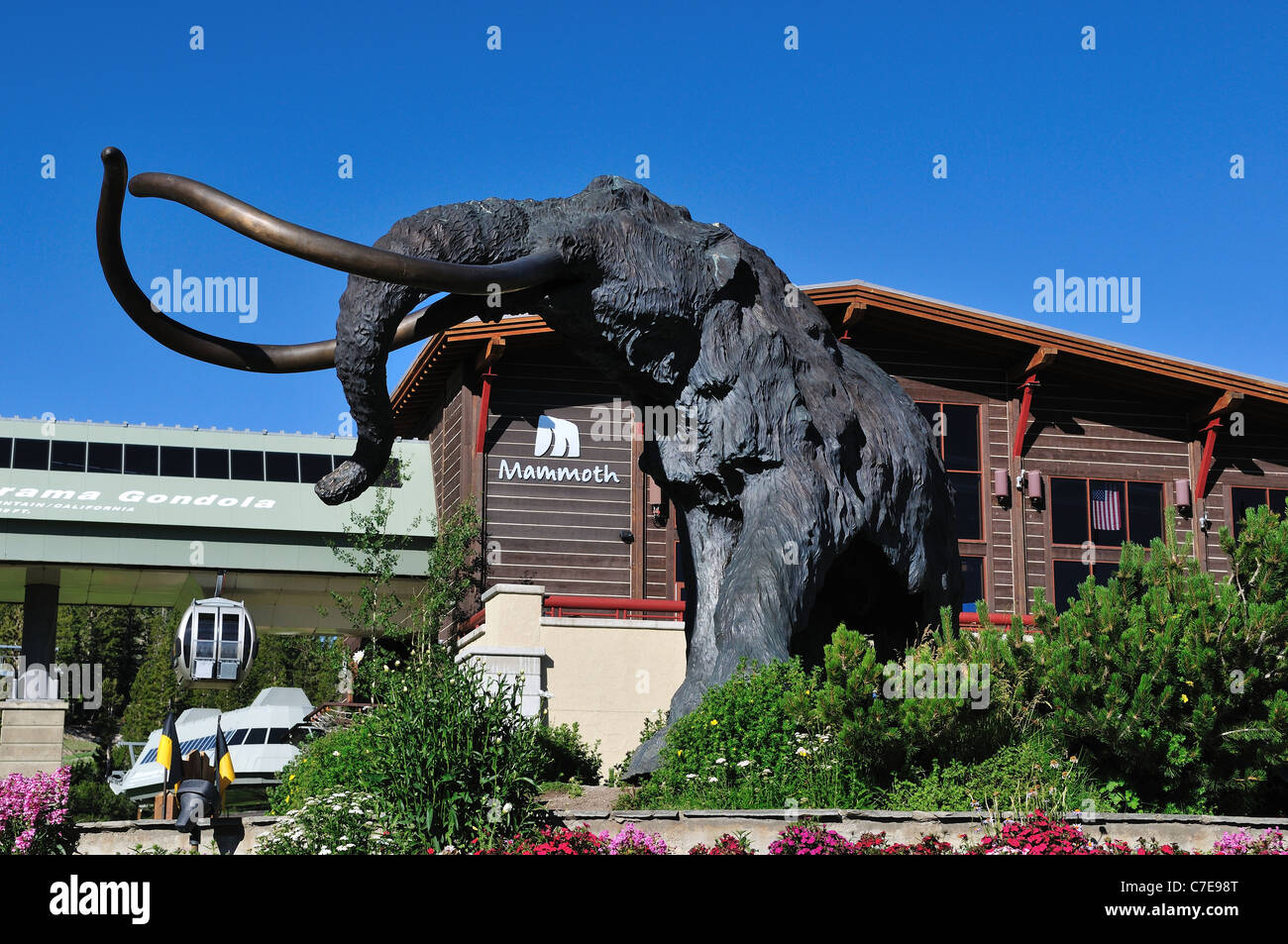 Una statua di bronzo di gigante mammoth sorge nella parte anteriore del Centro Visita di Mammoth Mountain, California, Stati Uniti d'America. Foto Stock