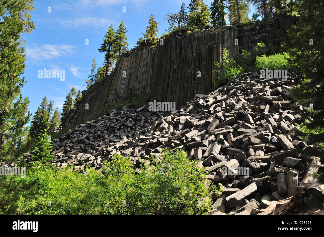 Rotto le colonne di basalto si accumulano sotto l' Devils Postpile National Monument. In California, Stati Uniti d'America. Foto Stock