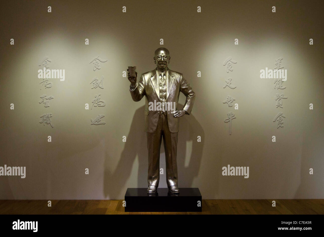 Una statua di Nisshin Foods Inc fondatore, Momofuku Ando è visualizzato durante l'inaugurazione della NISSIN CUP NOODLES Museo. Foto Stock