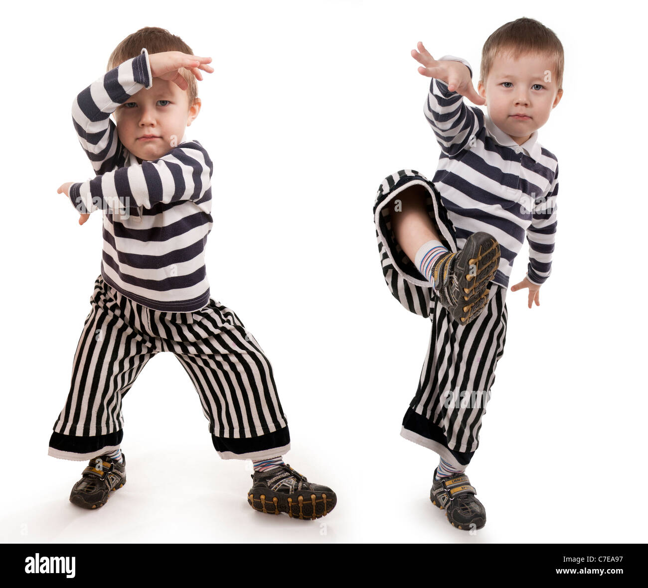 Little Boy gesticulates mani e piedi. White isolato. Foto Stock