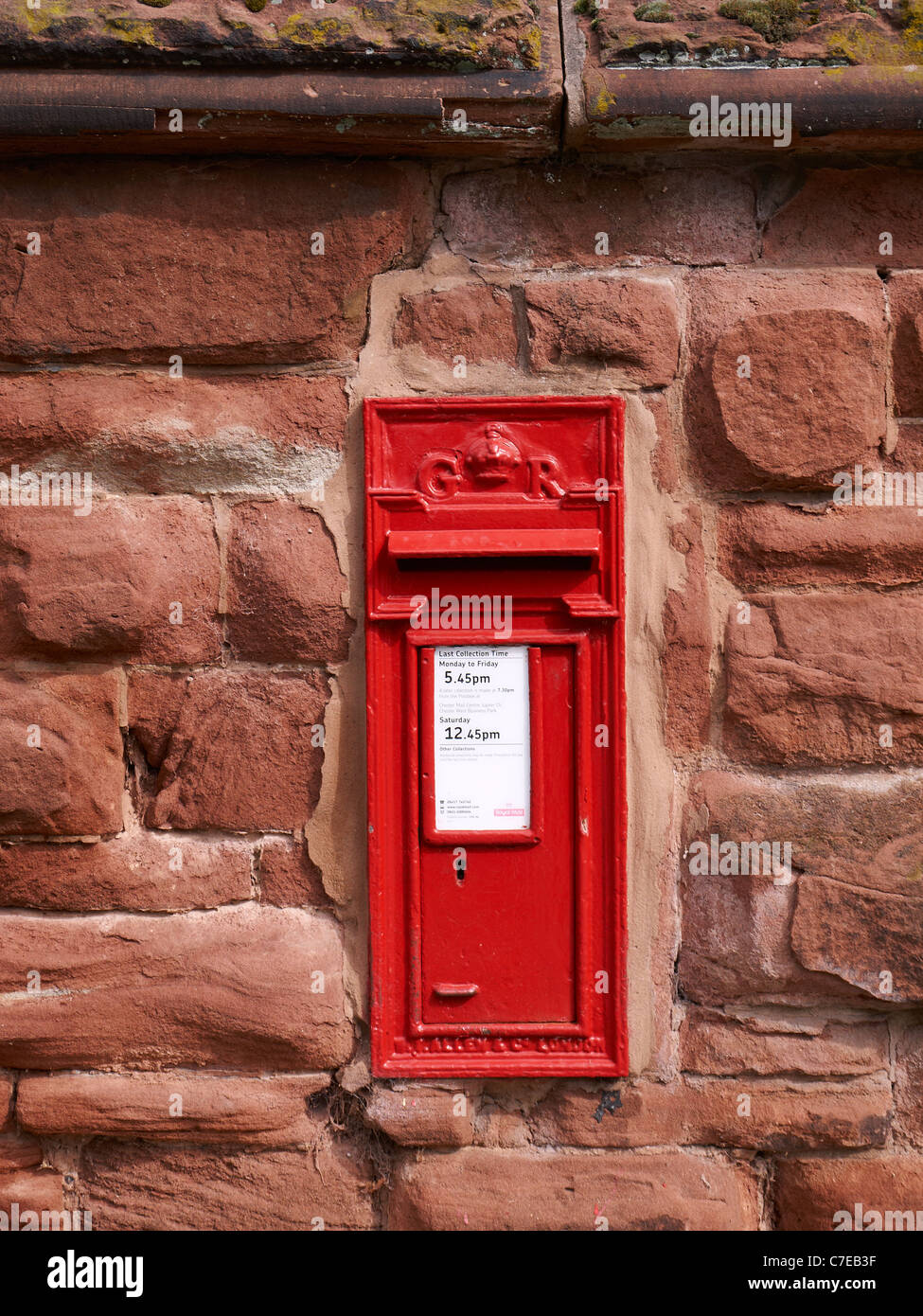 Postbox costruire in stalattite parete in Chester Cheshire Regno Unito Foto Stock