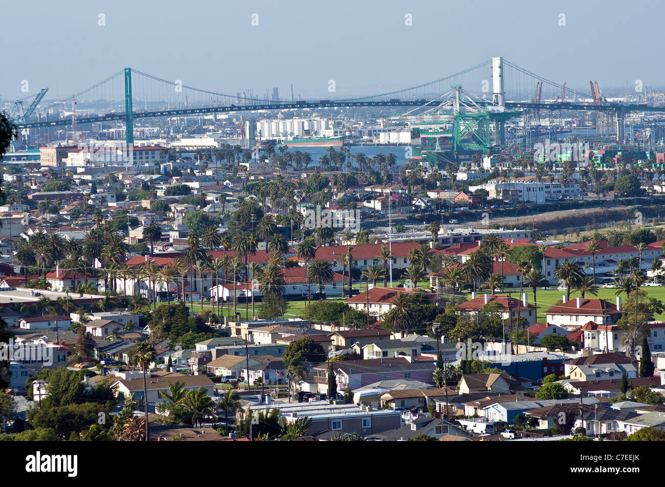 Dal Porto di San Pedro - California. A Long Beach skyline e il ponte di collegamento a San Pedro. Foto Stock